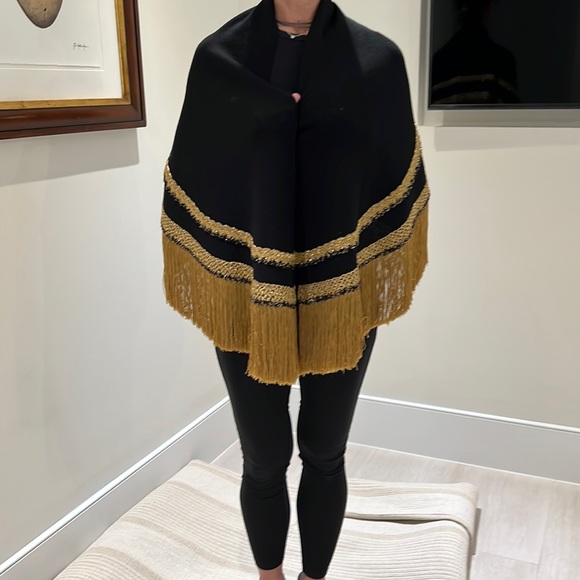 Vintage Austrian Black & Gold Shawl with Pattern and Fringe 100% virgin wool - Picture 2 of 16